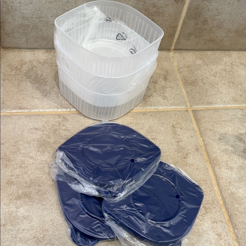 Tupperware Set with Navy Lids and Clear Containers Fresh N cool Small